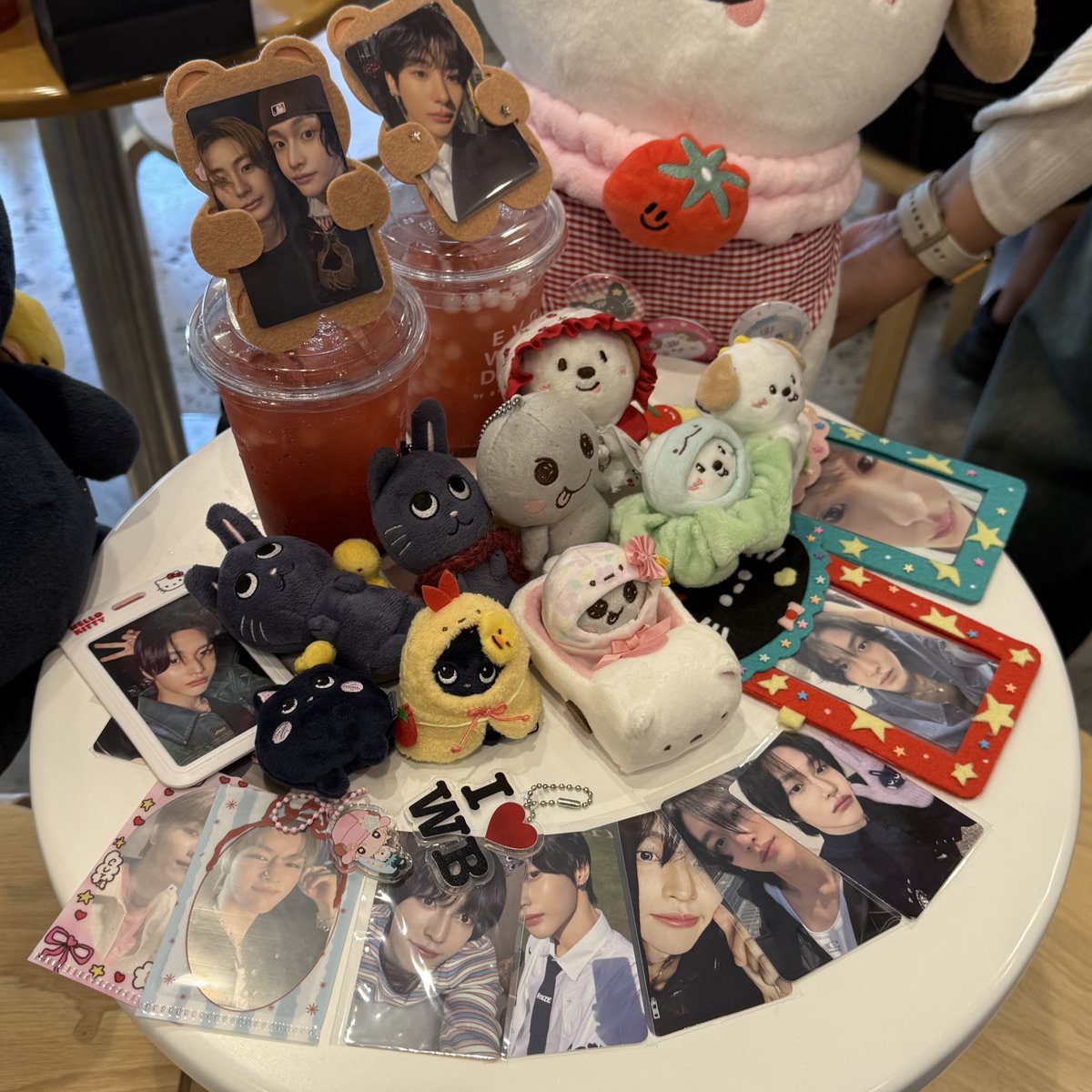 _babebambi's tweet image. ♥️🐈‍⬛🎸
#OurBrilliantRockstarWonbin 🎸