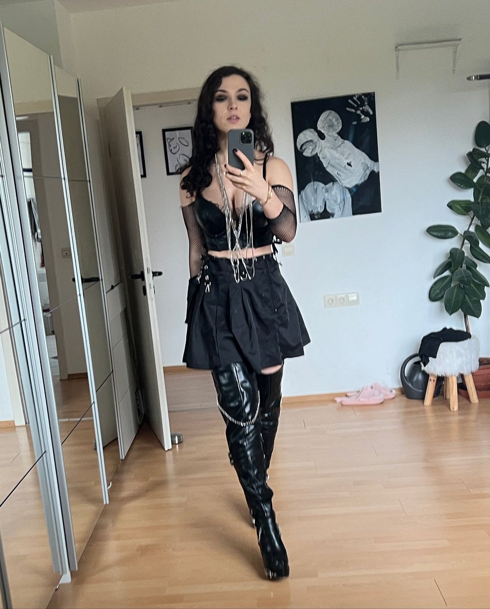 sweetcauzi's tweet photo. Goth girl 🖤 https://t.co/ObCDjwj9az