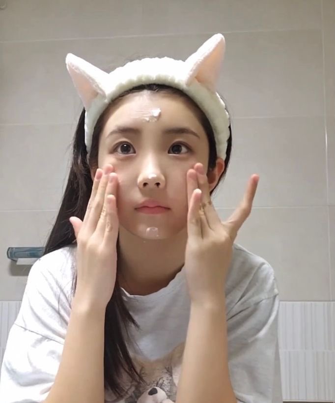 원희 자기닮았다고하는것들(ex: 동그라미,가오리,브루니,병아리,강아지,햄스터,기니피그등등) 다 쓰루하고 고른다는 닮은꼴이

“고양이”
인거 개.처커여운거. 호락호락하지않은 여자아이같규,유순한성격이면서 닮은동물에 예민한거 진짜사춘기여자아이같아서 개.처좋은거♡♡