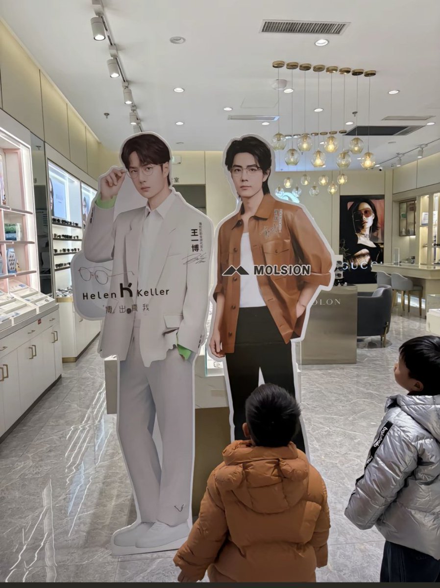 This shop knows how to attract customers of different ages😉
#YiZhan #XiaoZhan #WangYibo