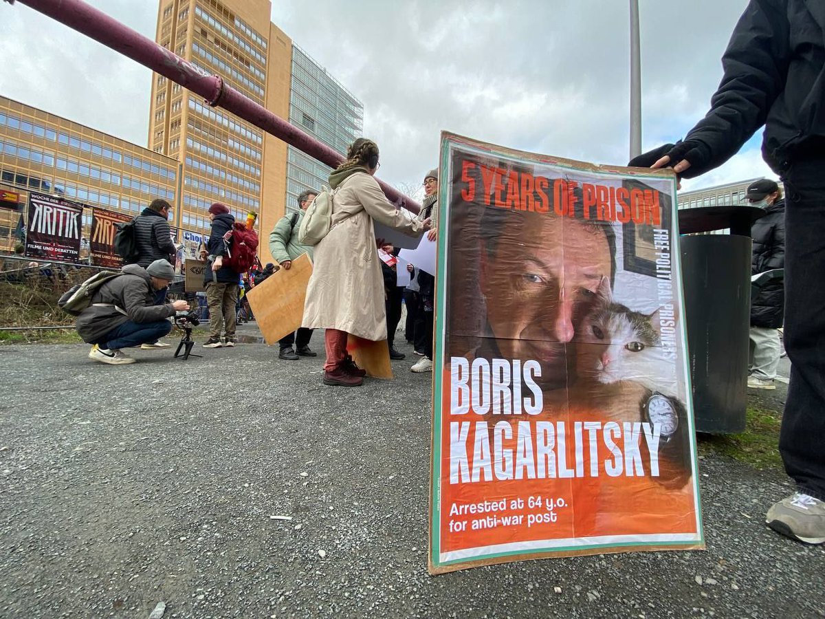 Rabkorleft's tweet image. Тем временем, один из участников митинга российской оппозиции в Берлине принёс на мероприятие большой плакат с требованием освободить Бориса Кагарлицкого