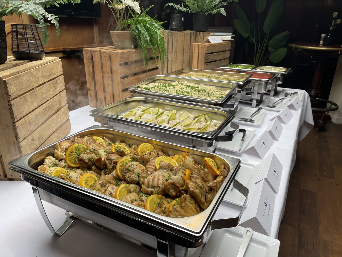 FletcherFootbal's tweet image. Vandaag staat er een #KKD wedstrijd op het programma tussen #Vitesse en @mvvmaastricht. 

#MVV komt langs bij Fletcher Doorwerth voor een sportmaaltijd. We danken het team voor hun komst en wensen ze veel succes vandaag!

#VITMVV #Carnaval #KeukenKampioenDivisie #Gelredome