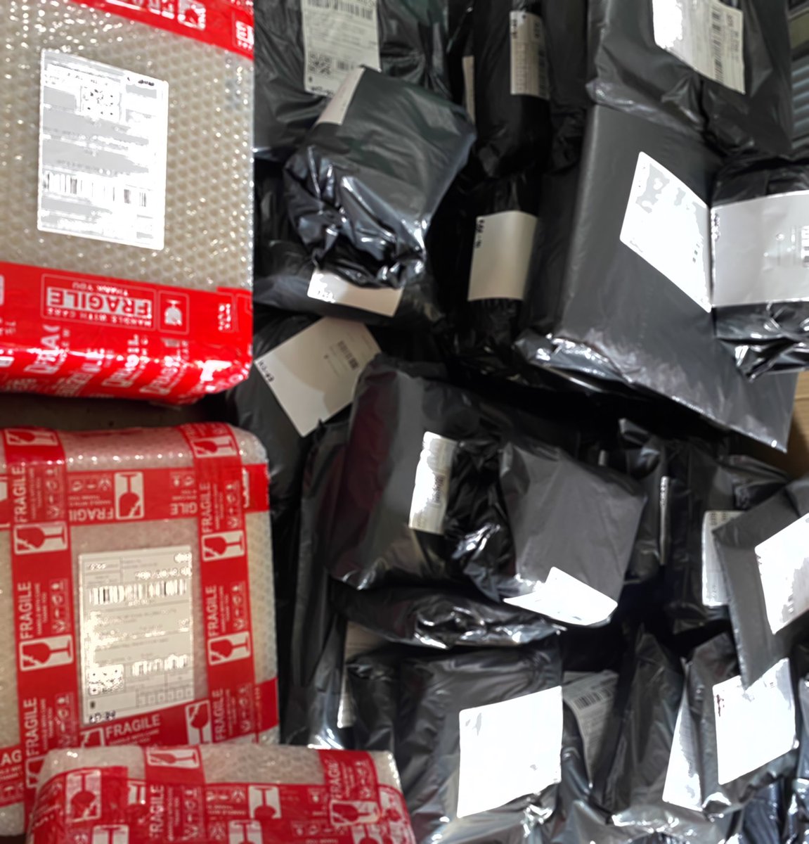soongyuexe's tweet photo. #saiupdate
parcels have been dropped off earlier, except for those who did not fill out the shipping form πΈ https://t.co/YkkwRVSEpS