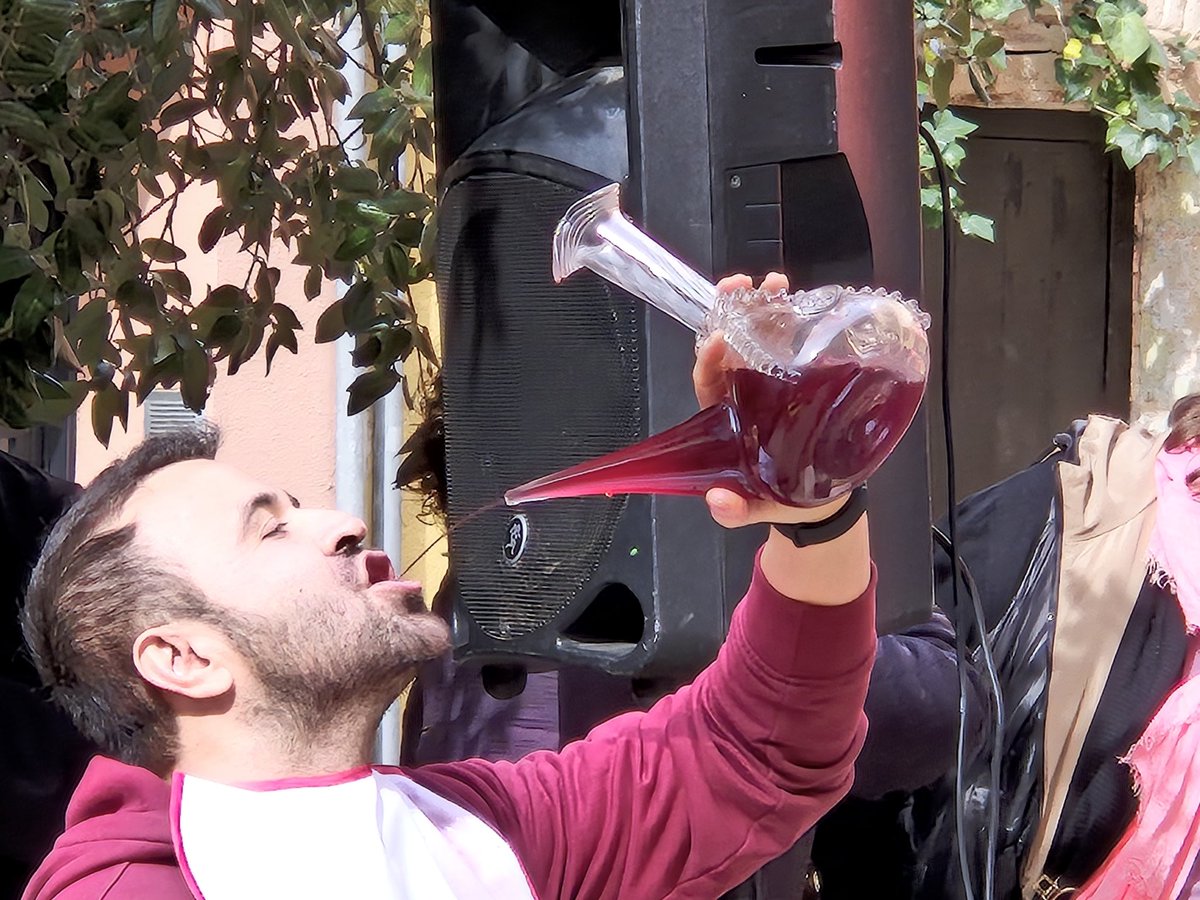 Primer concurs de porró del restaurant Al Padrí al carrer d'en Vilarroma. El #CarnavalTGN va agafant força