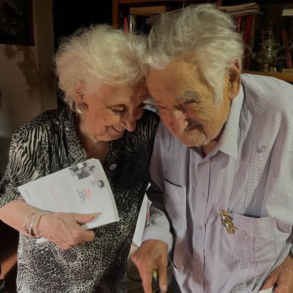 Barbaracarlotto's tweet image. Que par de viejos obstinados de sonrisa y vida 🤍