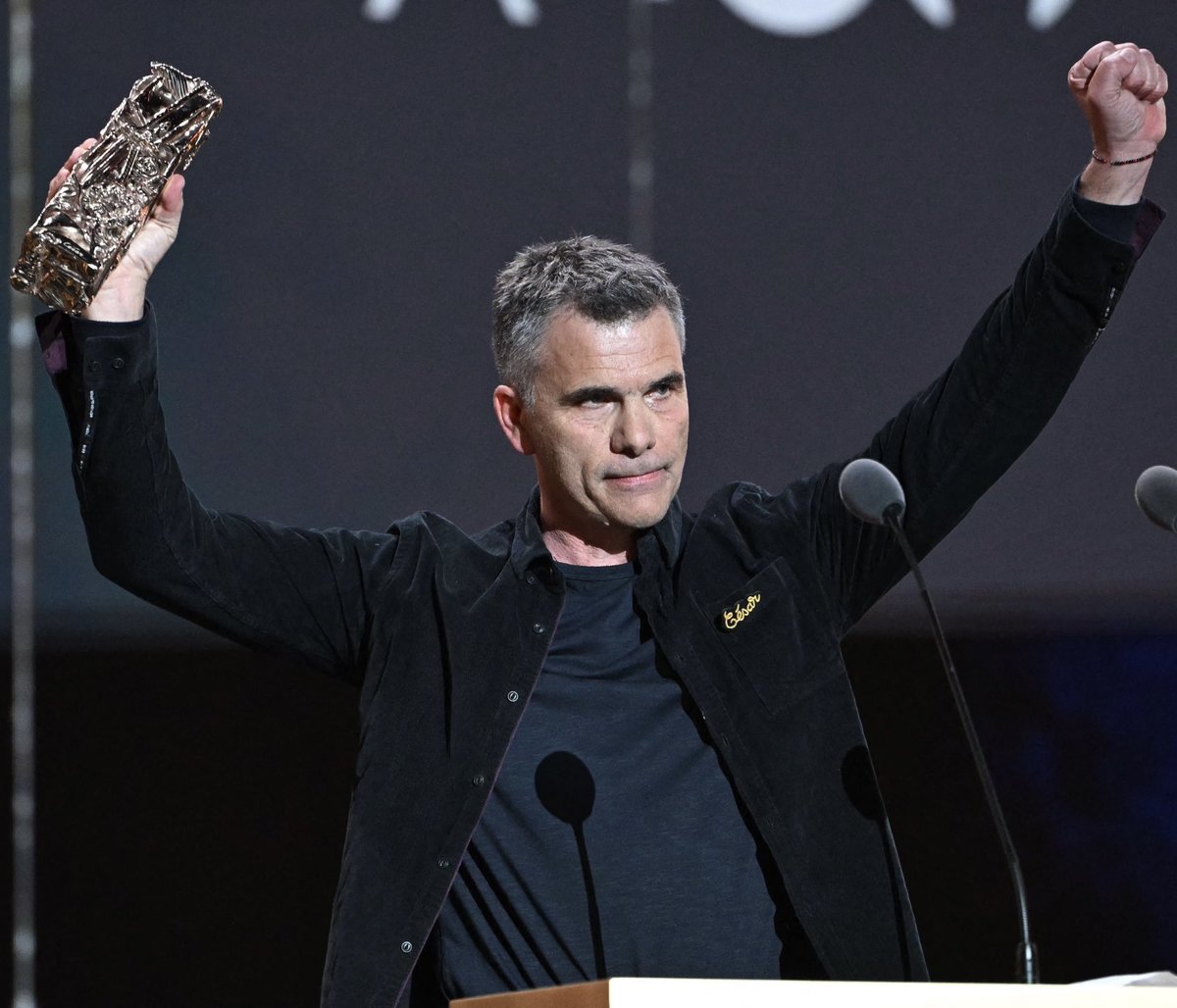 🏆 | 𝐔𝐧 𝐡𝐚𝐮𝐭-𝐬𝐚𝐯𝐨𝐲𝐚𝐫𝐝 a reçu le César du meilleur documentaire, pour son film tourné dans le département !

Gilles Perret, a remporté ce vendredi le César du meilleur documentaire pour "𝐋𝐚 𝐟𝐞𝐫𝐦𝐞 𝐝𝐞𝐬 𝐁𝐞𝐫𝐭𝐫𝐚𝐧𝐝".

🙌 Bravo !

-
© BERTRAND GUAY / AFP