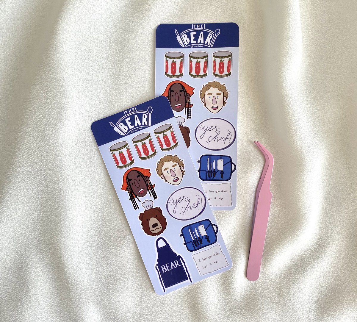 selamlar 😭🍎 sticker ve rozetlerimin hepsini shopier’e yükledim aşağıya da bazı ürünlerin fotoğrafını bırakıyorum, instagramdan beni takip edip destek olursanız çok sevinirim 🐑

instagram: @/kujustudyo
shopier link: shopier.com/kujustudio