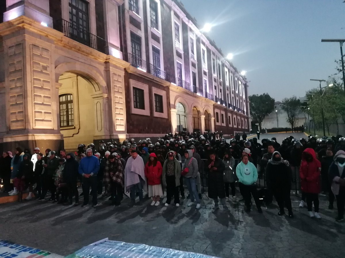 chavitaprepa82's tweet photo. #SeguimosEnPlantónToluca
Maestra @delfinagomeza atienda y resuelva las demandas educativas del pueblo. Así amanece el Palacio de Gobierno de #Edoméx
#SEI #MMCRE #CNTE #CUJR @LaJornada @elsolde_mexico @El_Universal_Mx @Edomex @SEP_mx @levmx666 @Reforma https://t.co/7njGaIAOlN