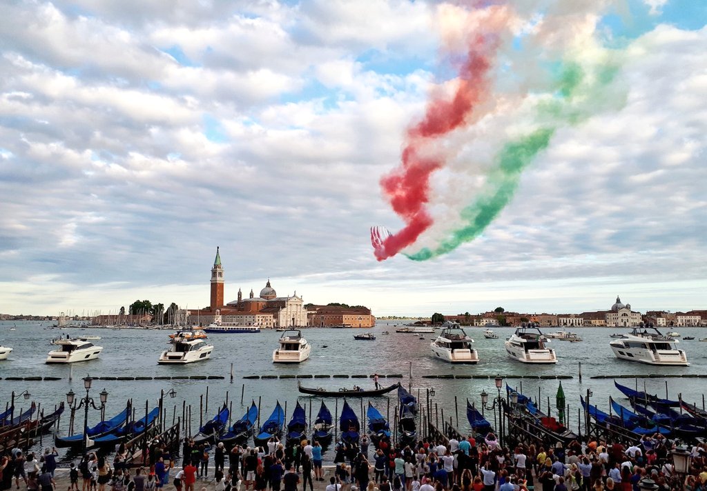 SimonVenturini's tweet photo. 🇮🇹 Buon compleanno #FrecceTricolori!
Un orgoglio del nostro Paese compie oggi #64anni: le Frecce sonon grandi amiche della nostra città, avendola sorvolata più volte per omaggiarne #bellezza e #storia.
È sempre una bellissima emozione vedere il #tricolore stagliarsi nel cielo. https://t.co/dnYYJP5A15