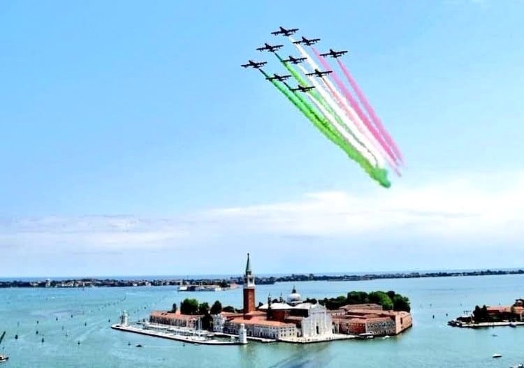 SimonVenturini's tweet photo. 🇮🇹 Buon compleanno #FrecceTricolori!
Un orgoglio del nostro Paese compie oggi #64anni: le Frecce sonon grandi amiche della nostra città, avendola sorvolata più volte per omaggiarne #bellezza e #storia.
È sempre una bellissima emozione vedere il #tricolore stagliarsi nel cielo. https://t.co/dnYYJP5A15