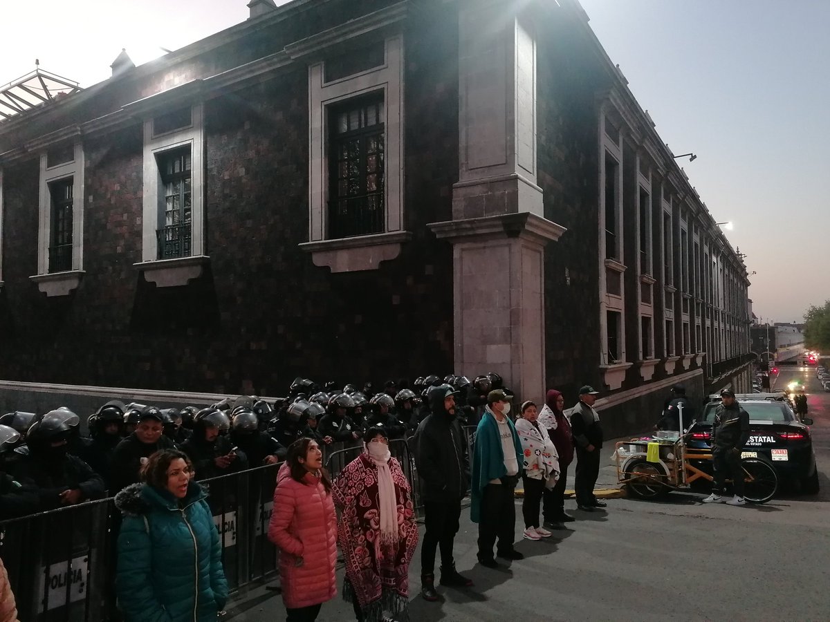 chavitaprepa82's tweet photo. #SeguimosEnPlantónToluca
Maestra @delfinagomeza atienda y resuelva las demandas educativas del pueblo. Así amanece el Palacio de Gobierno de #Edoméx
#SEI #MMCRE #CNTE #CUJR @LaJornada @elsolde_mexico @El_Universal_Mx @Edomex @SEP_mx @levmx666 @Reforma https://t.co/7njGaIAOlN