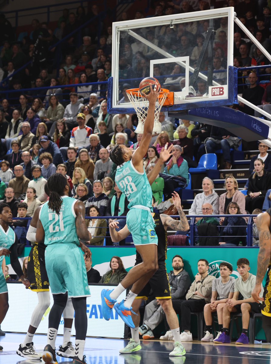 Ce qui m’a marqué en prenant ces photos, c’est cette atmosphère unique où l’effort et la passion se transforment en triomphe.. 
<a href="/EBPLO/">EBPLO</a> #ProB  #photo