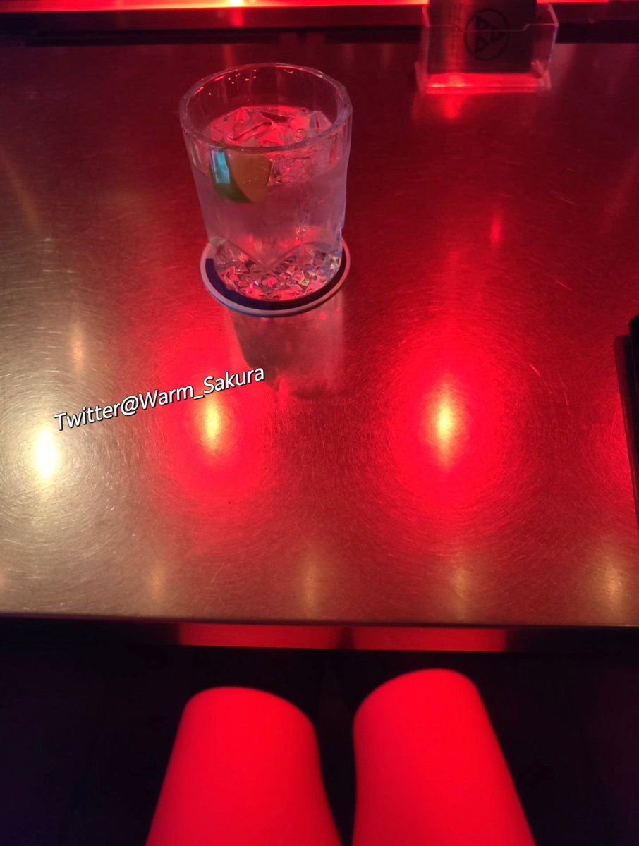 戴着猫耳和项圈，坐在BDSM酒吧等待被领走。
It's my way of fighting depression!
Sitting in a BDSM themed bar wearing a collar and cat ears waiting for someone to be claimed.
If I get claimed I'll post pics of me playing with my master.
#crossdresser #sissy #ladyboy #shemale #femboy