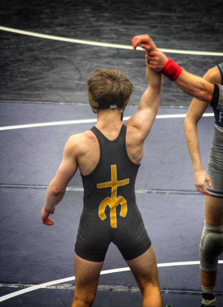 Moeller in first place at the end of day one at the OHSAA District Championships. Action resumes this morning at 9:00am.

Blackburn 2-0
Boston 1-1 
JP 0-2 
Nacho 1-1 
Gael 2-0 
Simon 0-2 
Hayden 2-0 
Londen 2-0 
Noah Jackson 1-1
Noah Evans 2-0 
Tyler 1-1
Will 2-0
Luke 2-0