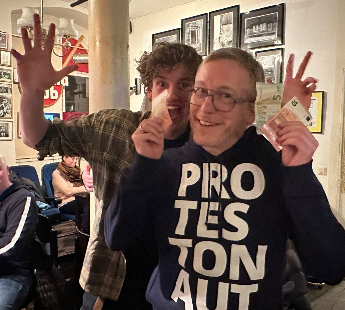 Protestonaut's tweet image. Juhu, ich habe meine erster Künstler-Gage erhalten. Gut, offiziell eine Aufwandsentschädigung, aber Künstler-Gage klingt doch gleich viel besser. Vielen Dank dafür an Helmut Fensch und dem Team vom Kabarett Obelisk in Potsdam.