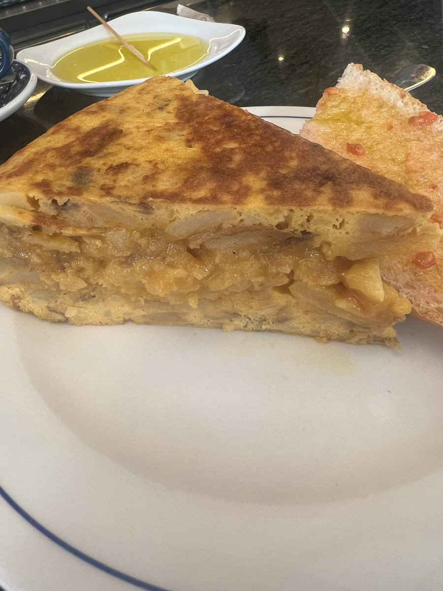 134_689's tweet photo. He decidido seguir con este hilo…siento que debo seguir con mi trabajo

Hoy he desayunado en Barcelona en el “Bar Pietro”6 EUROS EL PINCHO (cafe no incluído) terrorifico precio estoy muy asustada con los precios en BCN, pero bastante jugosa aunque un poco seca de los bordes un 7 https://t.co/NKjDYFWI2u