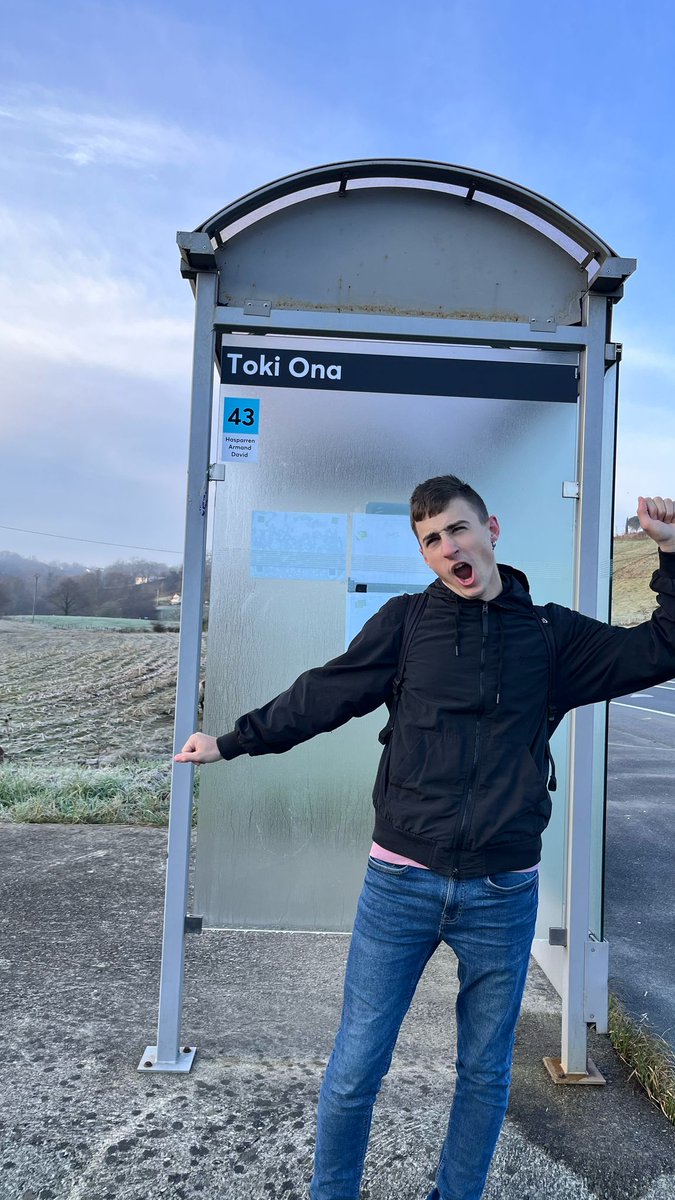 ~EH ITZULIA~🚍
(garraio publiko bertsioa)

Zer den Euskal Herrian garraio publiko sistema erabiltzea (saiakeran bizitza hipotekatu gabe)🫠

Helburua: Hazparnetik (Lapurdi) Tuterara (Nafarroa) iristea.

8:15 ›Lehenik, Hazparnetik Txik-Txaka Baionaraino hartu. Baionan bi aukera:⬇️