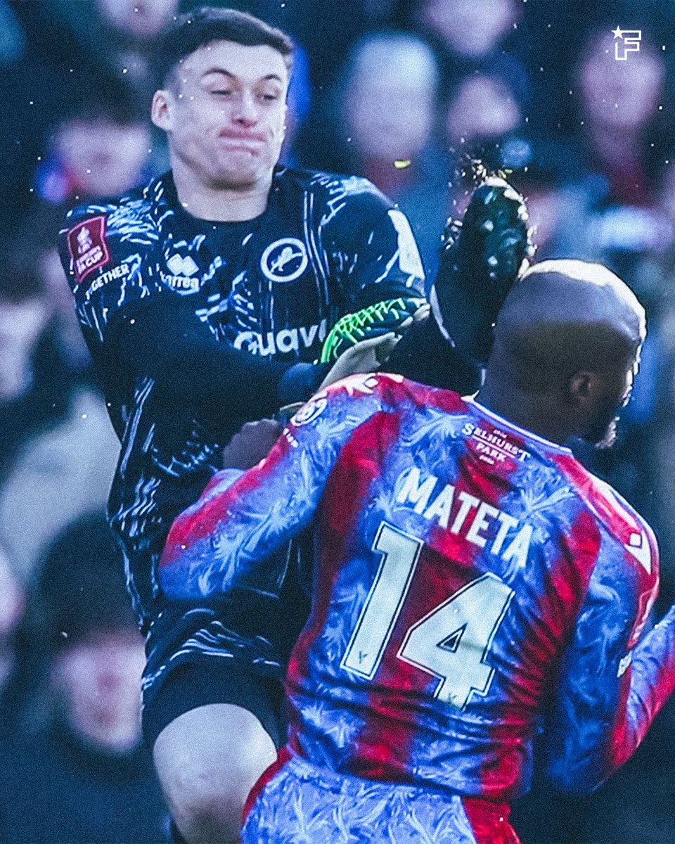 footmercato's tweet image. Les supporters de Millwall chantent "laissez-le MOUR*R" après que leur gardien ait commis cette vilaine faute sur Jean-Philippe Mateta... 🤦‍♂️