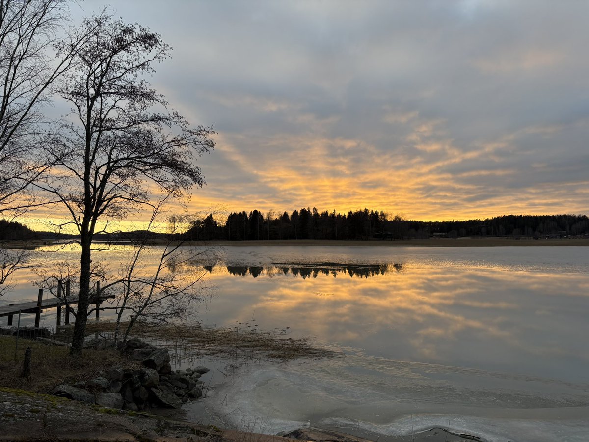 hm_grandell's tweet photo. Mökillä viikonlopun vietossa. Ihana valo. Kevät on täällä. #pargas #parainen #lielax #lielahti https://t.co/zFN4jBdIqZ
