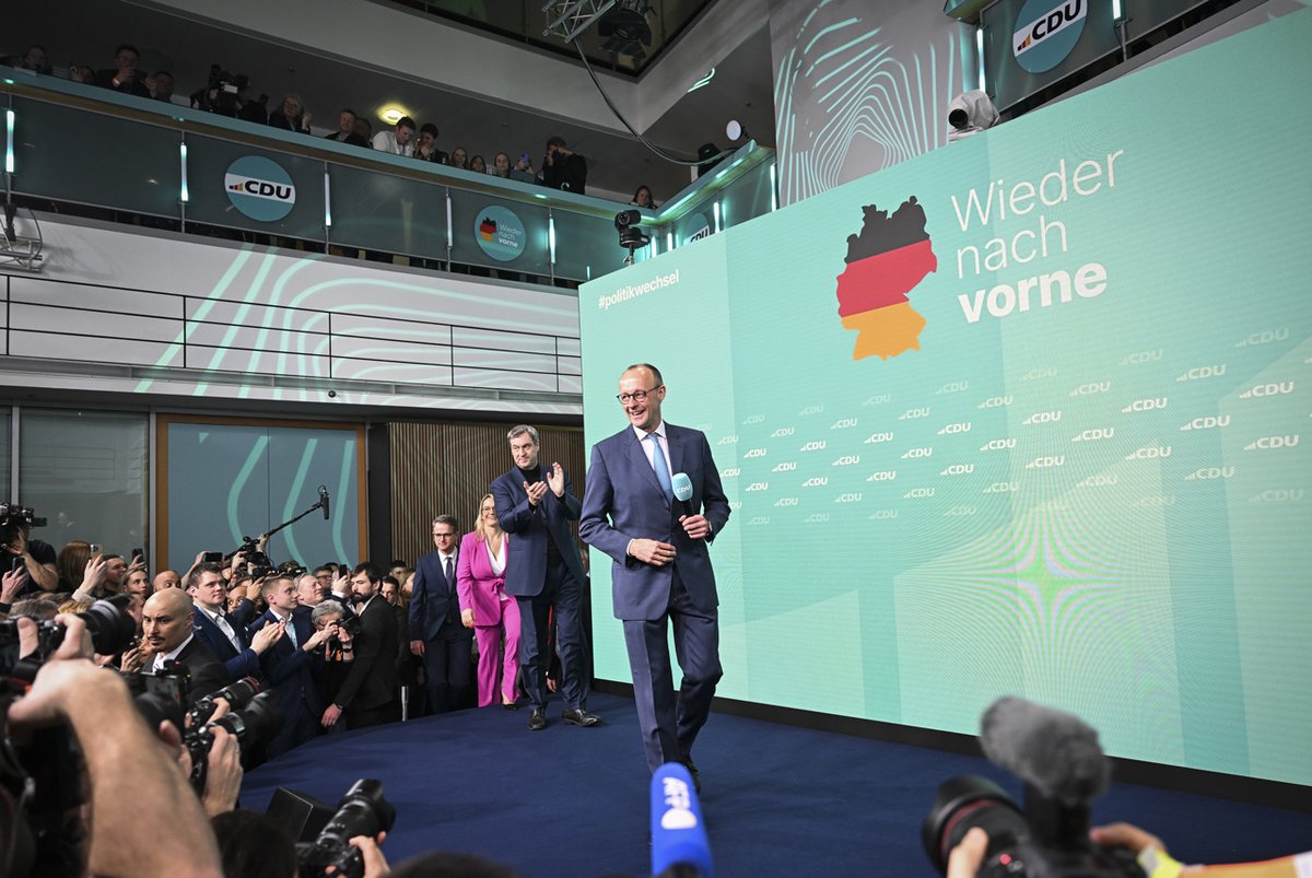 🟣 Rasyonel politika önerilerinin Alman toplumuna sunulamayışı ve aksine aşırı sağcıların söylemlerine meyledilmesi sonucunda ise daha da güçlenen bir AfD ile karşılaşılmaya devam edilmektedir. 

🇩🇪 2025 Federal Meclis Seçimlerinin Ardından Alman Siyasetini Ne Bekliyor? | M.