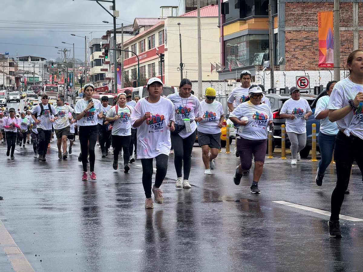 MunicipioCuenca's tweet image. ¡Así vivimos el #ColorFest! 🏃🏽‍♀️

Cientos de personas corriendo por las calles de Cuenca, llenándolas de colores y alegría porque #ElCarnavalEsEnCuenca. ❤️💛