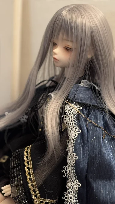 というわけで長らく空席だった椅子に子がご着席しました。ウィッグつけるの下手くそすぎてだいぶ時間かかったし、ぼさってるきもするけど、なんかもうそれすらも命だ。よろしくお願いします。 