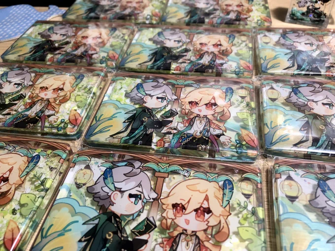 A bunch of HaiKaveh goods that I ordered to print come home yesterday but I was extra busy so I couldn't postThe smoll bottle looks like a mini otp aquarium  