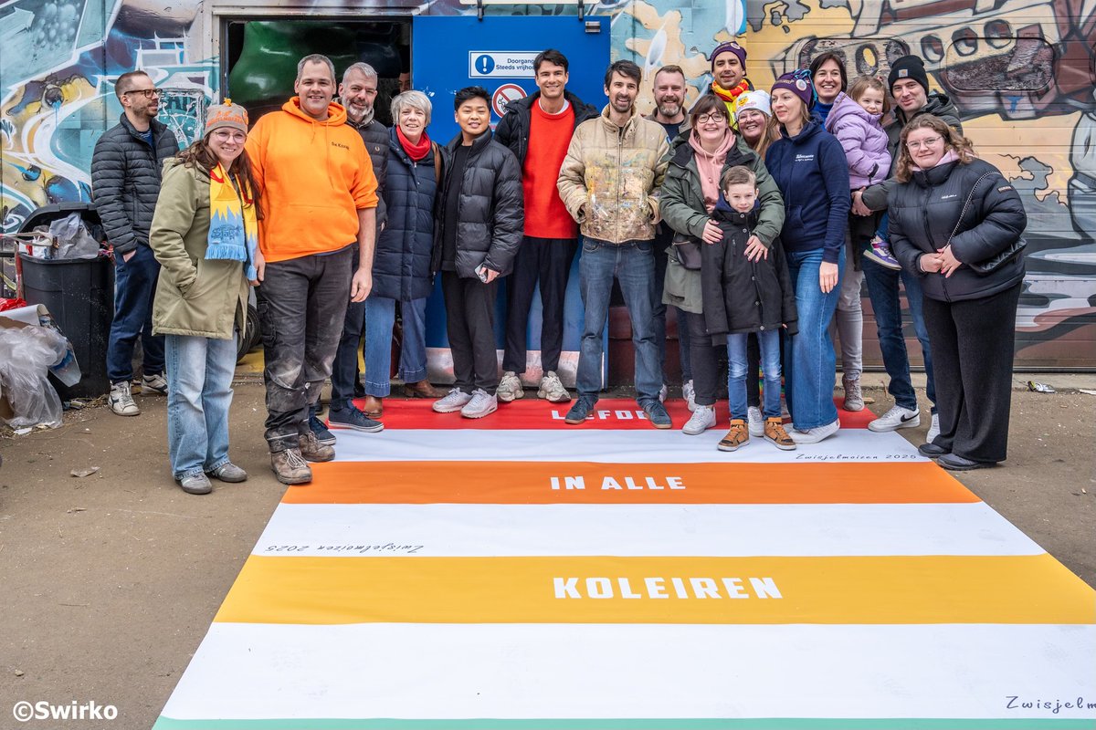 Anja Vanrobaeys (@anjavanrobaeys) on Twitter photo Liefde in alle koleiren, dat emmen weir vandoeng. 
En een gralijk graaf fistjen. 
Weir zen geriejd ver droi zotte daugen #Oilsjtcarnaval ❤️🤍💛 nieuwsblad.be/cnt/dmf2025021… Liefde in alle koleiren, dat emmen weir vandoeng. 
En een gralijk graaf fistjen. 
Weir zen geriejd ver droi zotte daugen #Oilsjtcarnaval ❤️🤍💛 nieuwsblad.be/cnt/dmf2025021…