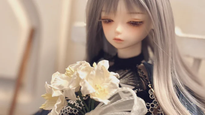 そして、いらっしゃいの意でブーケを持ってもらい、お花の冠をかぶってもらいました。特別な日感が最高です。#ハナアイ 