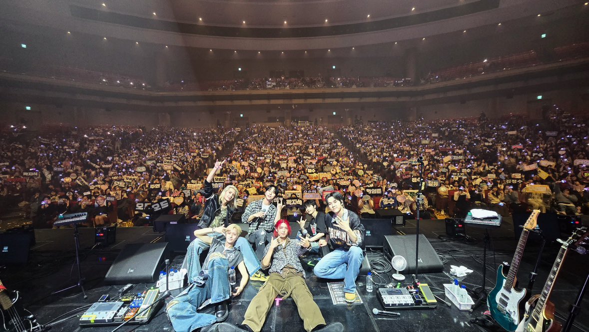 [ #Xtra_Scenes ]

따뜻해진 날씨만큼 기분 좋았던 오늘의 무대!☺️🎵

빌런즈 덕분에 어썸스테이지 in 부산 2일차도 힘차게 완료🌟

#XdinaryHeroes #엑스디너리히어로즈
#WE_ARE_ALL_HEROES
#AwesomeStage #어썸스테이지