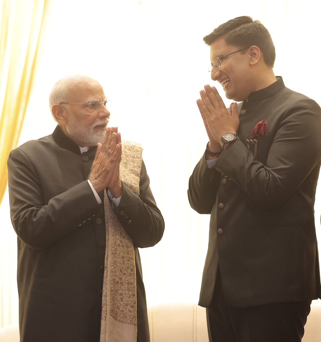 Sidharth Yadav (@sidharthyadavin) on Twitter photo मेरे विवाह के निमित्त आशीर्वाद समारोह में देश के लोकप्रिय एवं यशस्वी प्रधानमंत्री आदरणीय <a href="/narendramodi/">Narendra Modi</a> जी ने पधारकर मुझे और गुलशीन को अपना आशीर्वाद प्रदान किया।
जीवन की इस नई शुरुआत पर प्रधानमंत्री जी का आशीर्वाद एवं स्नेह प्राप्त होना हमारे लिए परम सौभाग्य की बात है। मेरे विवाह के निमित्त आशीर्वाद समारोह में देश के लोकप्रिय एवं यशस्वी प्रधानमंत्री आदरणीय <a href="/narendramodi/">Narendra Modi</a> जी ने पधारकर मुझे और गुलशीन को अपना आशीर्वाद प्रदान किया।
जीवन की इस नई शुरुआत पर प्रधानमंत्री जी का आशीर्वाद एवं स्नेह प्राप्त होना हमारे लिए परम सौभाग्य की बात है।