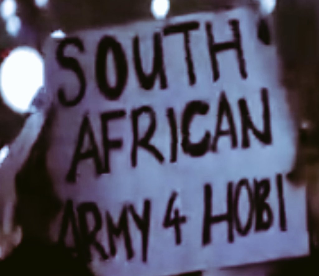 roh_de_si's tweet image. #SARMY ASSEMBLE!!!!
DAY 2 HOTS IN SEOUL - SOUTH AFRICAN ARMY FRONT AND CENTRE... AGAIN!!! 
We had the whole screen for us tonight! 🇿🇦🇿🇦😎😎🥳🥳
My job is done ✔️ 
#HOPE_ON_THE_STAGE_TOUR_SEOUL
#HOPE_ON_THE_STAGE_TOUR
#JHOPE #BTS 
@GwizzOT7  @lunar_koya_moon  @shangguanlan28