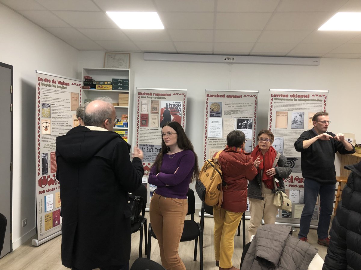 Setu roet lañs d'an diskouezadeg "100 vloaz Gwalarn" e ti Sked e Brest, sevenet gant bodad-lenn Ti Ar Vro Kemper ha Kevre Breizh. Un digarez vat tre da zizolo pe da addizolo labour divent skrivagnerien Gwalarn evit diorren al lennegezh vrezhonek ouzh modernelezh an XXvet kv.