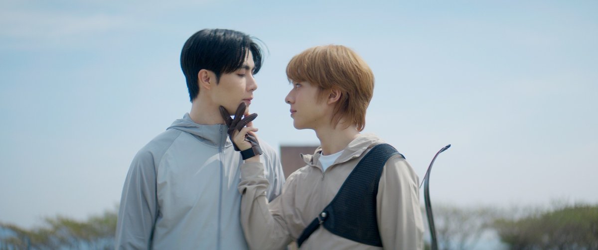 ว้ายเร่นกีฬาจนแก้มแดง แดงธรรมชาติ แดงเลือดฝาด แดงเล่นกีฬามาก ทรงนี้ไม่ได้เล่นเขาเราเขินเองแน่นอน ธนูไม่ต้องยิงเข้าเป้าก็ได้ ยิงเข้าคนข้างๆก็ชนะค่ะ เพราะนี่คือโครงการพระราชทานความฮ้อปแห่งปี เดือนเมษานี้เจอกัน   
#ข้ามฟ้ามาเมษานี้  
#ข้ามฟ้าเคียงเธอSeries 
#TheNextPrinceSeries