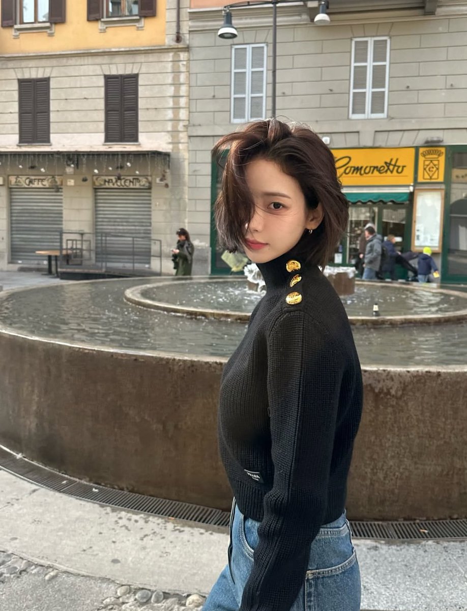 hourlykrn's tweet image. WTF KARINA?!