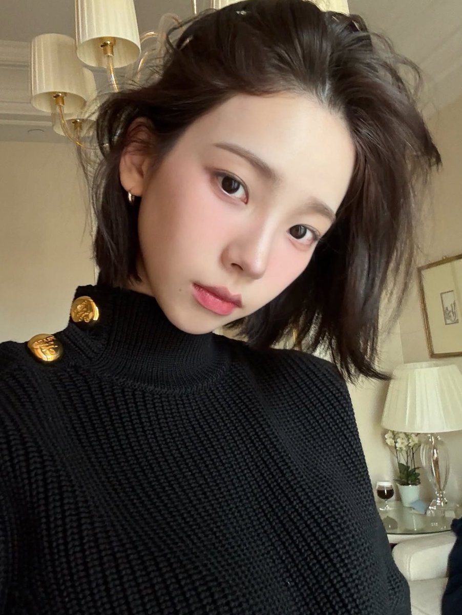 hourlykrn's tweet image. WTF KARINA?!