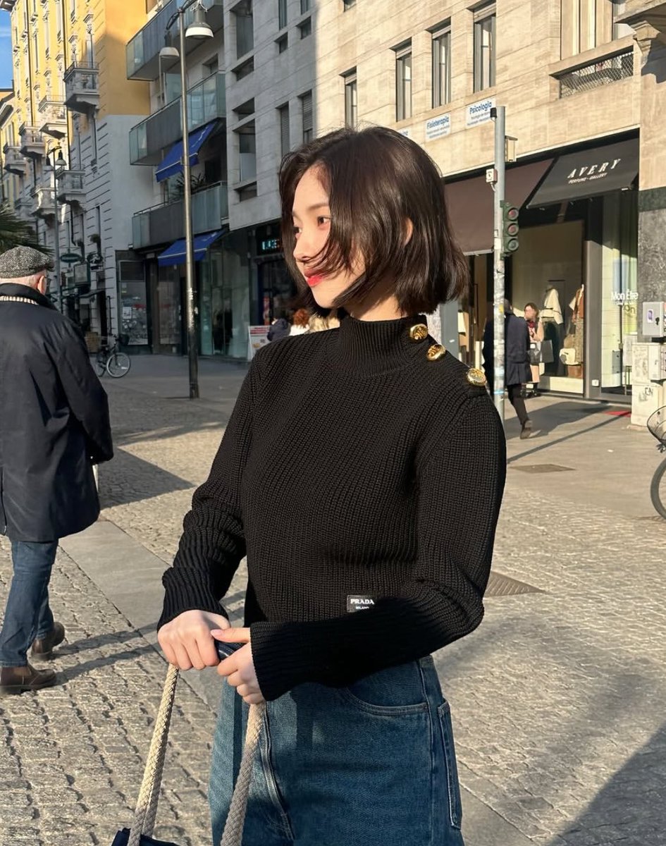 hourlykrn's tweet image. WTF KARINA?!