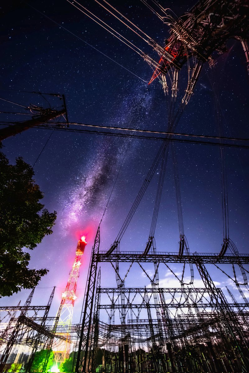 mayomayo5963's tweet image. 変電所と鉄塔と天の川

#天の川 #鉄塔 #変電所