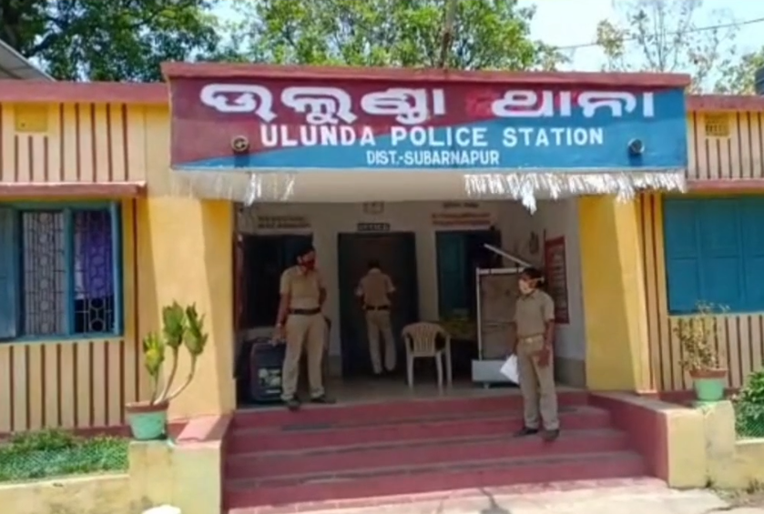 ArgusNews_in's tweet photo. #ବୁଲାଗୋରୁଙ୍କ_ସହ_ଧକ୍କା: #2_ବାଇକ୍_ଆରୋହୀ_ମୃତ
ସୁବର୍ଣ୍ଣପୁର: ଦୁର୍ଘଟଣାରେ ଚାଲିଗଲା 2 ବାଇକ୍ ଆରୋହୀଙ୍କ ଜୀବନ
ରାସ୍ତାରେ ବୁଲାଗୋରୁଙ୍କ ସହ ଧକ୍କା ହୋଇ 2 ବାଇକ୍ ଆରୋହୀ ମୃତ
ଉଲୁଣ୍ଡା ଥାନା ଅନ୍ତର୍ଗତ ରାଜନଗର ଠାରେ ମର୍ମନ୍ତୁଦ ସଡ଼କ ଦୁର୍ଘଟଣା
#Sonepur #BikeAccident #2Death https://t.co/SBbf3lBDoT