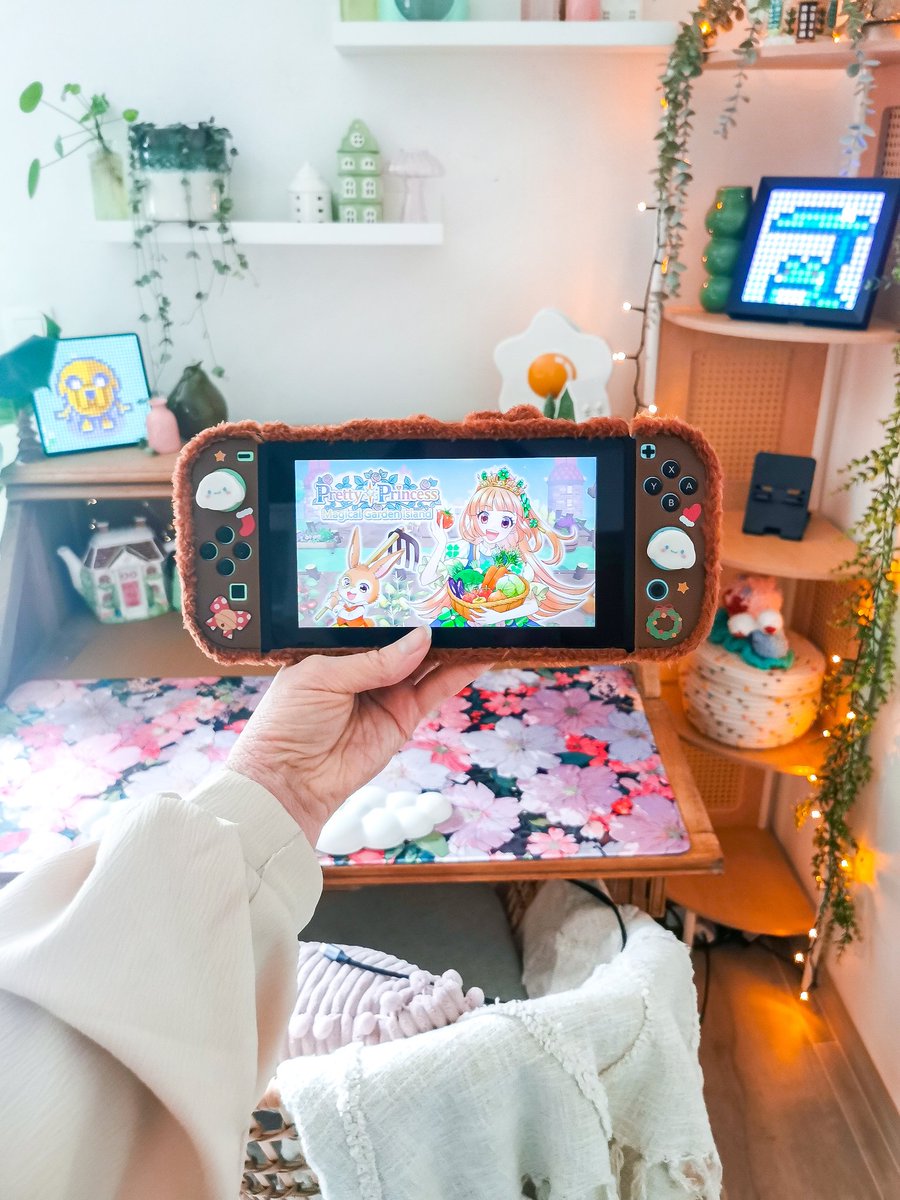 Linette_Gotchi's tweet photo. Last February day which means spring is coming and I'm soooo excited to play CozyGames with garden theme 🌱🌹🌸 #cozygames #indiegame #Switch https://t.co/fywWRvJhhi