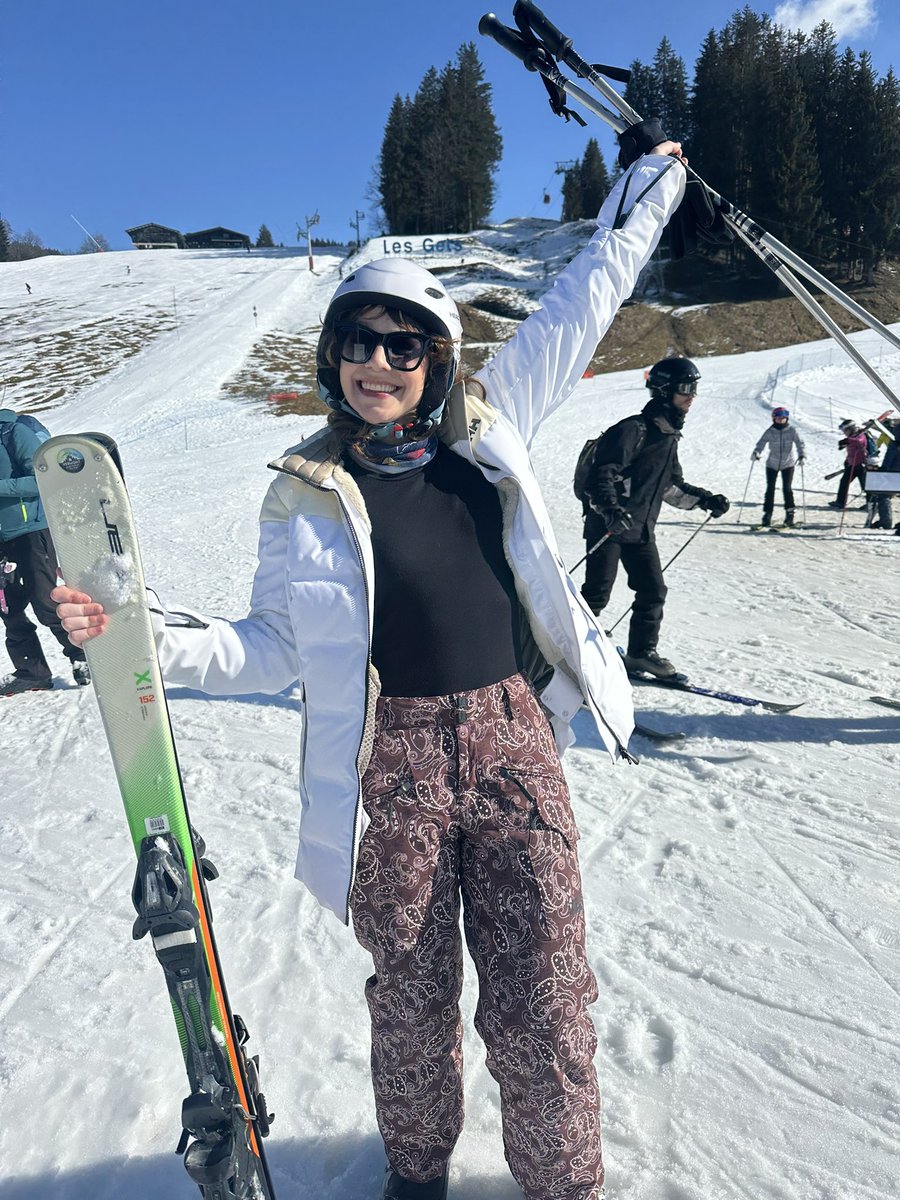 FLP goes skiing <a href="/RebeccaTuck_/">Rebecca Tuck</a> triumphant after her first lesson