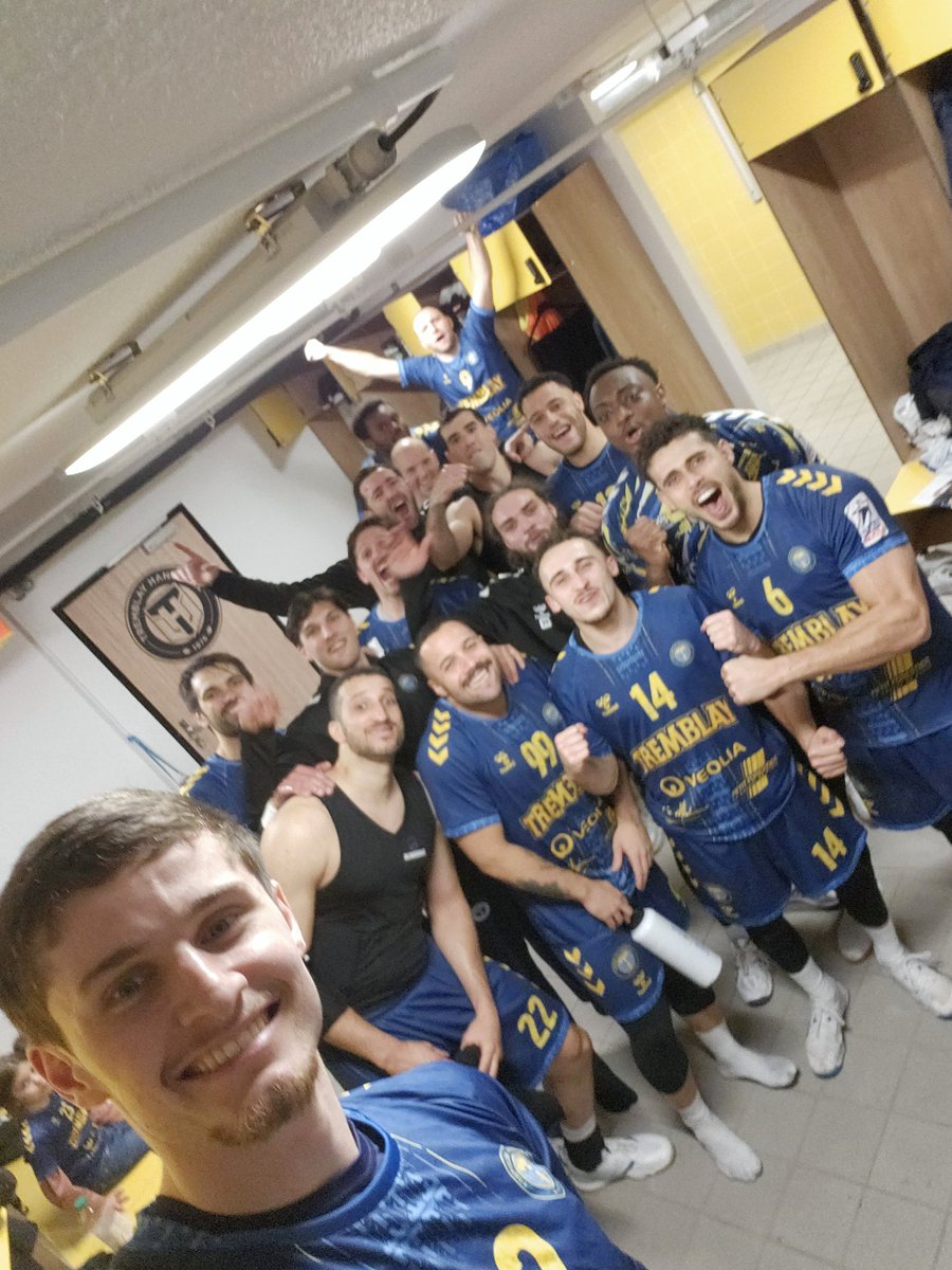 CyrilDumoulin's tweet photo. Hold Up, victoire au buzzer ou à l'arraché, appelez-ça commence vous voulez mais ce sont 2 points gagnés contre Dunkerque par des gars qui ne lâchent rien 🔥🤜🤛
#tremblayhandball #Handball #HandballLife #HandballGame #HandballTeam #HandballVictory #WeAreHandball https://t.co/sUuytjnECC