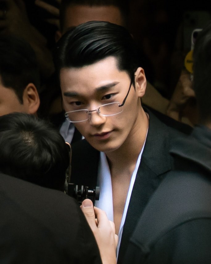 PopBase's tweet image. San of ATEEZ arrives at Dolce &amp;amp; Gabbana's Milan Fashion Week show.