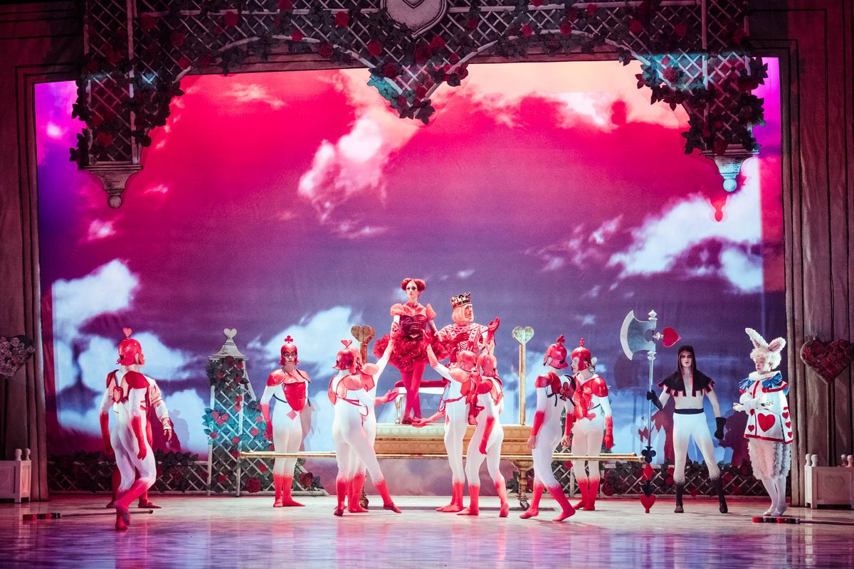 Every moment of this performance is pure fantasy come to life! Swipe to take a look at these stunning images of Alice in Wonderland captured by @kateluberphoto!

Choreographer | @tindallkenny
Costume and Set Design | @christopheroram
Lighting Design | @awestlighting