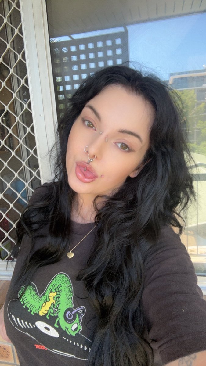 billzebubz's tweet image. well, it’s been like 4 years since i was on this acc so here’s an update on what i look like now 🙂‍↕️🙂‍↕️