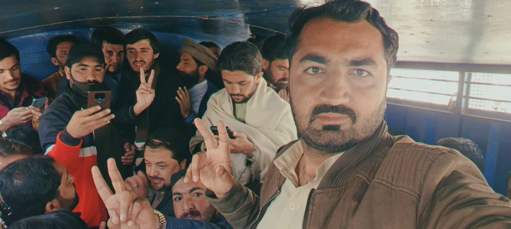 بلوچستان کے تعلیم یافتہ نوجوانوں نے دو سال قبل سرکاری تدریسی آسامیوں کے لیے امتحان پاس کیا، عدالتوں نے بھی ان کے حق میں فیصلہ دیا، مگر اب تک انصاف نہ ملا۔ حق مانگنے پر آج انہیں کوئٹہ پریس کلب کے اندر سے گرفتار کر لیا گیا! ناانصافی کب تک؟  #BalochistanProvincialGovt