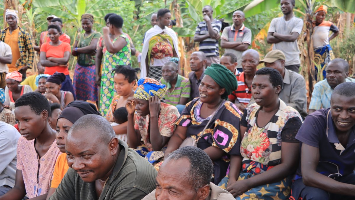 Kirehe District (@kirehedistrict) on Twitter photo Umuyobozi w'Akarere wungirije ushinzwe imibereho myiza <a href="/JanviereMukand4/">Janviere Mukandayisenga</a>
nyuma y'umuganda wihariye wa Mutimawurugo yasabye abitabiriye kubaka umuryango utekanye uzira ihohoterwa,kwita ku buzima bwo mu mutwe abakangurira kugira isuku n'isukura aho batuye Umuyobozi w'Akarere wungirije ushinzwe imibereho myiza <a href="/JanviereMukand4/">Janviere Mukandayisenga</a>
nyuma y'umuganda wihariye wa Mutimawurugo yasabye abitabiriye kubaka umuryango utekanye uzira ihohoterwa,kwita ku buzima bwo mu mutwe abakangurira kugira isuku n'isukura aho batuye