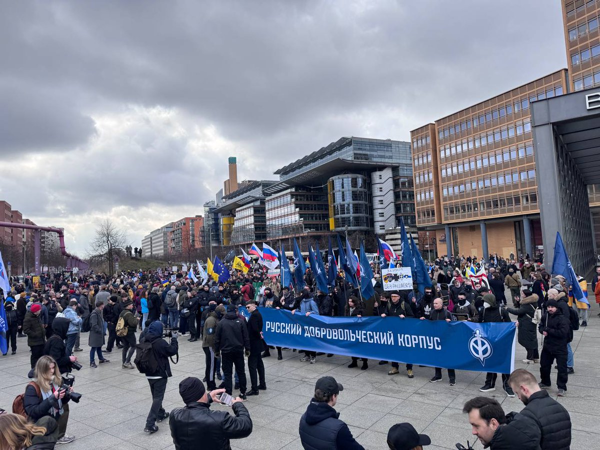 TWMCLtd's tweet image. Anti-Putinists are protesting in #Berlin.

Exiled Russians match under the slogan "#Russia against Putin"

A column of the "Russian Volunteer Corps" (blue banner) joined in the rally.
#StopPutin #StopRussia