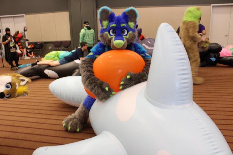 RiggyFolf's tweet image. Happy #squeakysaturday! 

Guest appearance from the head of @Chubbydigits_
