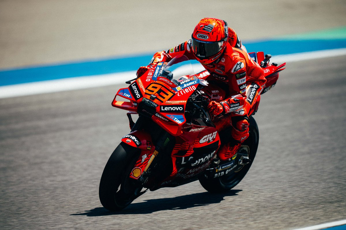 tuSr93's tweet photo. El único rojo que funciona en España es Marc Márquez https://t.co/RRmO2T7uBq